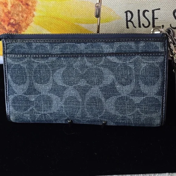 Coach DENIM POPPY Legacy LINED large Wristlet. Fits Iphone RARE - Picture 10 of 15